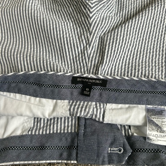 Banana Republic Women’s Seer Soft Navy Blue and White striped shorts size 10 - Picture 8 of 8
